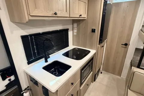 Lightweight & Easy-Tow Family Bunkhouse Sleeps 5-6