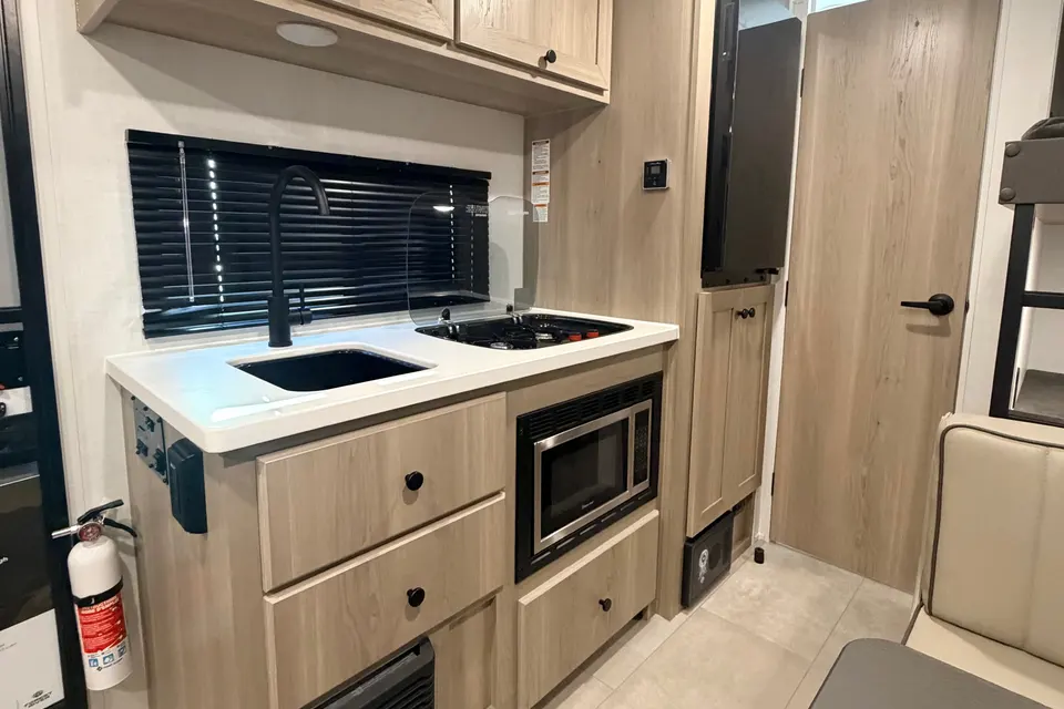 Lightweight & Easy-Tow Family Bunkhouse Sleeps 5-6