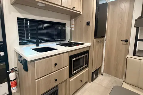 Lightweight & Easy-Tow Family Bunkhouse Sleeps 5-6