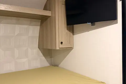 Lightweight & Easy-Tow Family Bunkhouse Sleeps 5-6