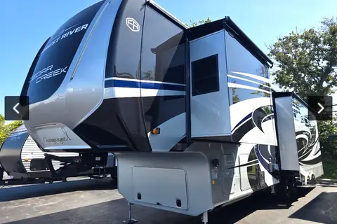 William 's Forest River Cedar Creek 361 RL CHAMPAGNE, EDITION Fifth Wheel