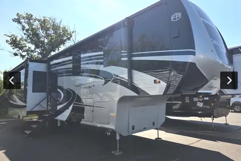 William 's Forest River Cedar Creek 361 RL CHAMPAGNE, EDITION Fifth Wheel