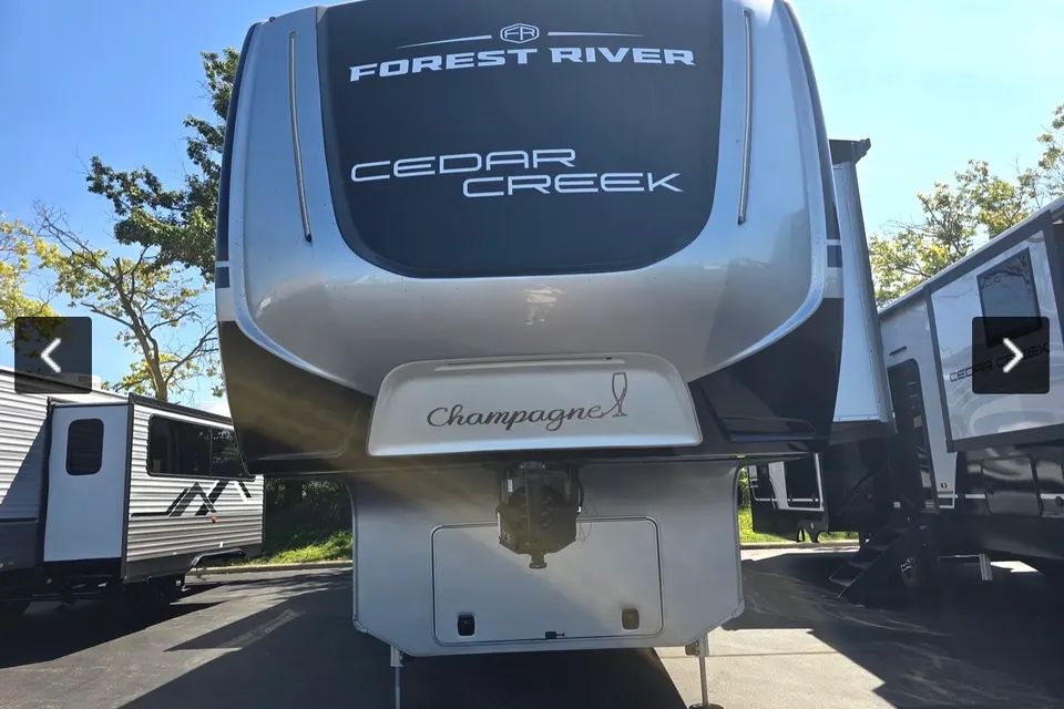 William 's Forest River Cedar Creek 361 RL CHAMPAGNE, EDITION Fifth Wheel