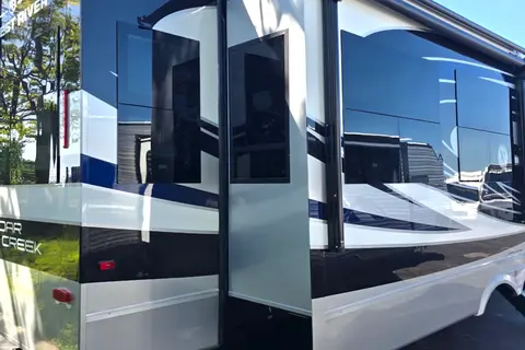 William 's Forest River Cedar Creek 361 RL CHAMPAGNE, EDITION Fifth Wheel