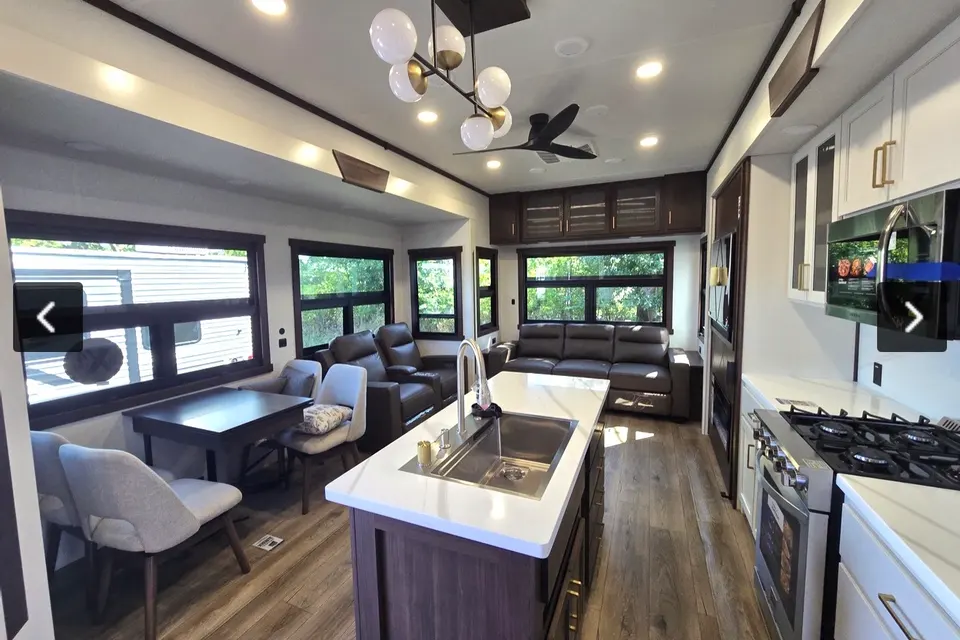 William 's Forest River Cedar Creek 361 RL CHAMPAGNE, EDITION Fifth Wheel