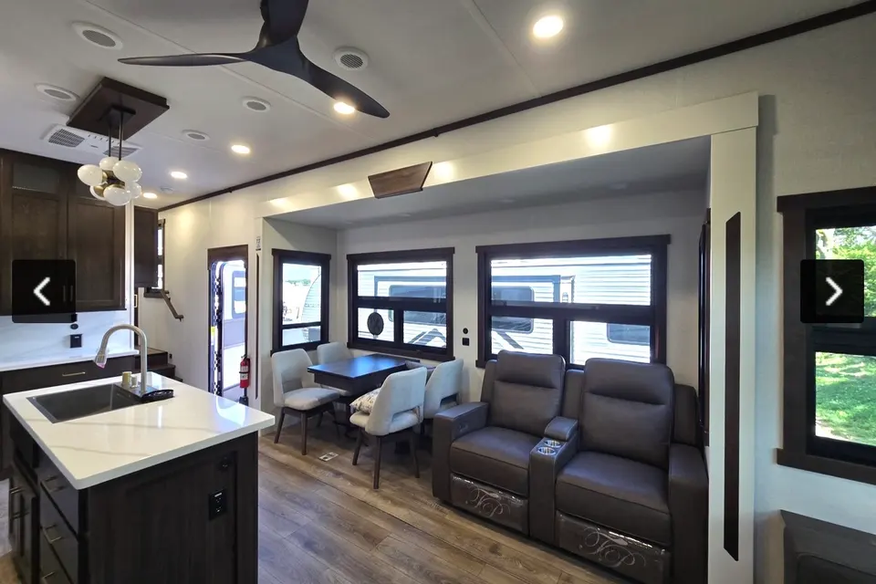 William 's Forest River Cedar Creek 361 RL CHAMPAGNE, EDITION Fifth Wheel