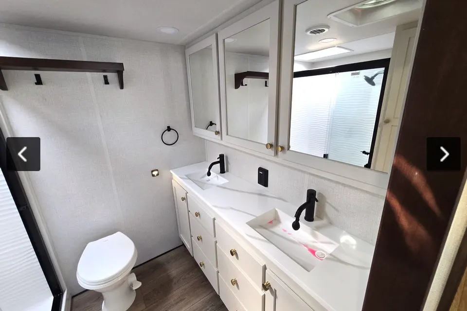 William 's Forest River Cedar Creek 361 RL CHAMPAGNE, EDITION Fifth Wheel