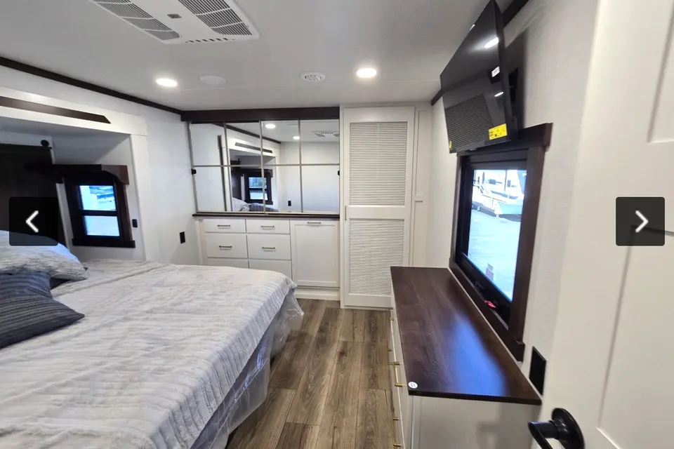 William 's Forest River Cedar Creek 361 RL CHAMPAGNE, EDITION Fifth Wheel