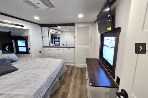 William 's Forest River Cedar Creek 361 RL CHAMPAGNE, EDITION Fifth Wheel