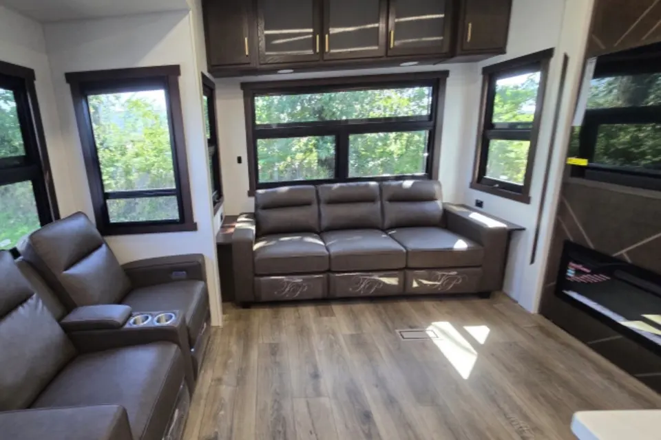 William 's Forest River Cedar Creek 361 RL CHAMPAGNE, EDITION Fifth Wheel