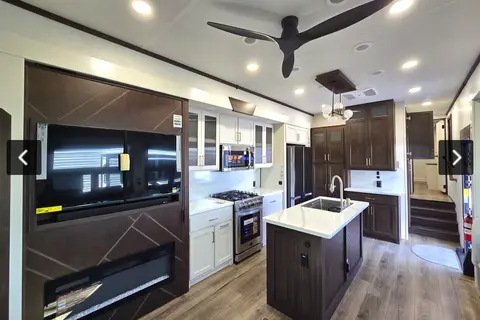 William 's Forest River Cedar Creek 361 RL CHAMPAGNE, EDITION Fifth Wheel