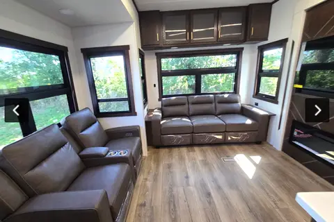 William 's Forest River Cedar Creek 361 RL CHAMPAGNE, EDITION Fifth Wheel