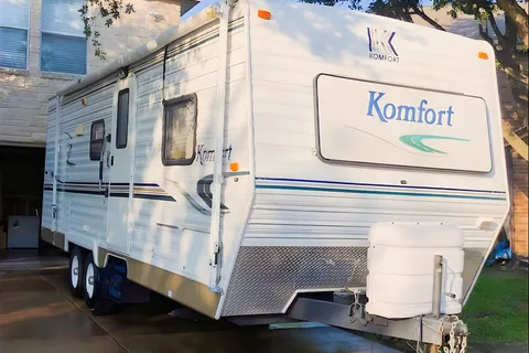 carlos's Komfort 25ft Travel Trailer