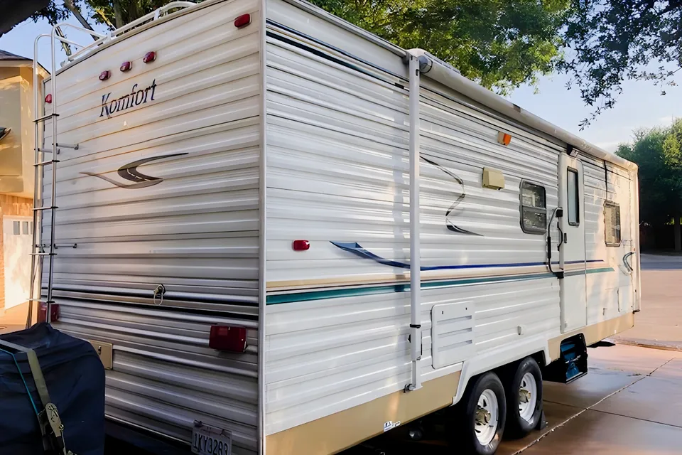 carlos's Komfort 25ft Travel Trailer