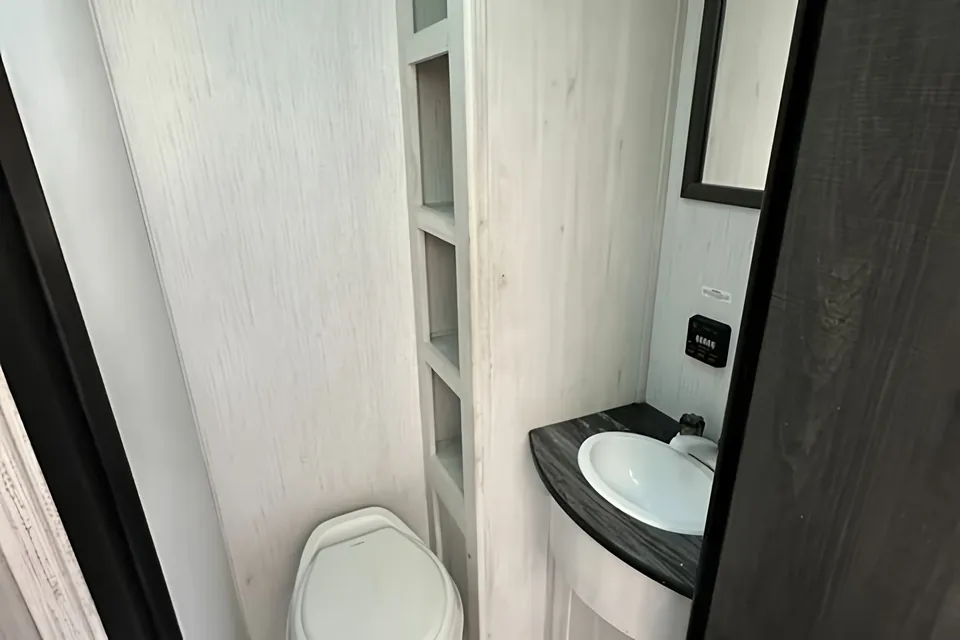 Fantastic Floorplan with 2 Bathrooms!