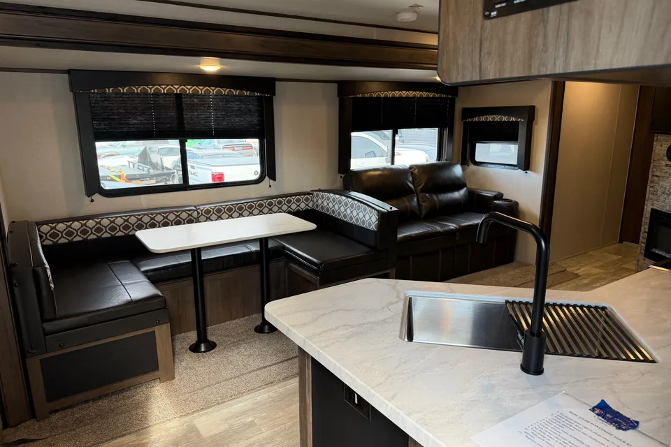 Sébastien's Prime Time Avenger Travel Trailer