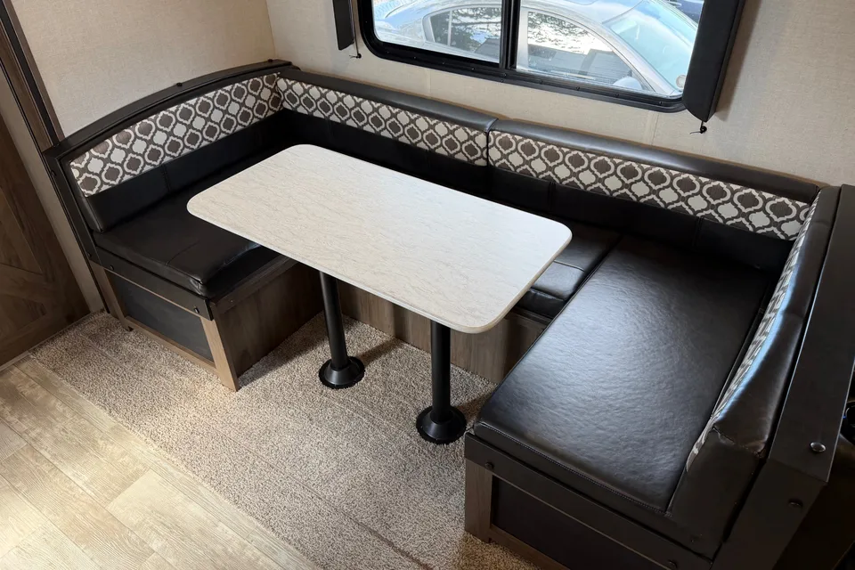 Sébastien's Prime Time Avenger Travel Trailer