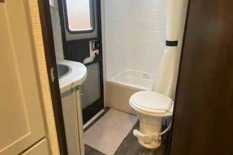 Nomadic Nature Rentals w luxury amenities (OG)