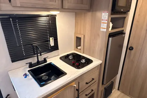 Cozy 2025 Coleman Lantern LT – Perfect Family Getaway