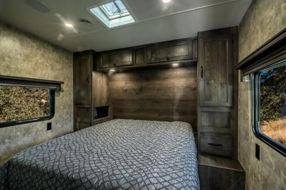 [17] Stress Free RV - Toy Hauler Eclipse Attitude 27SA