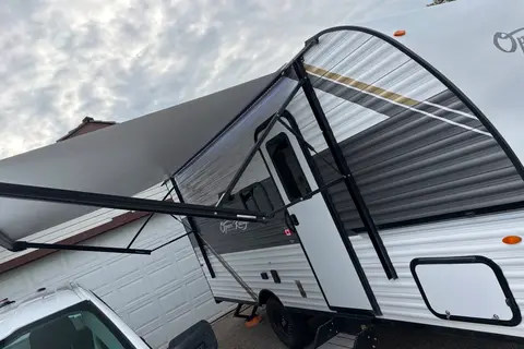 Scalla’s 19BH Open range Travel Trailer