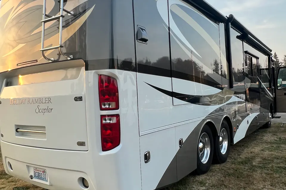 Derrick's Holiday Rambler Scepter Class A