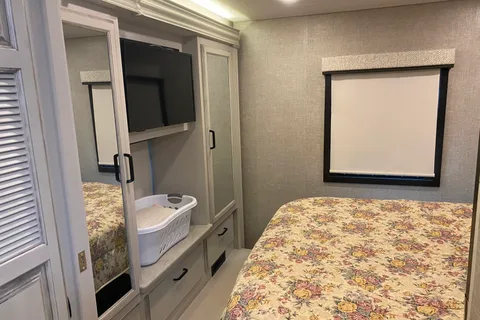 Adventure awaits you in this beautiful Jayco RV