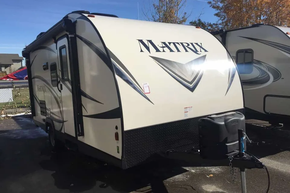 LITTE MISS RIGGY LIGHT 3288 lbs dry Family Trailer with Twin Bunks!