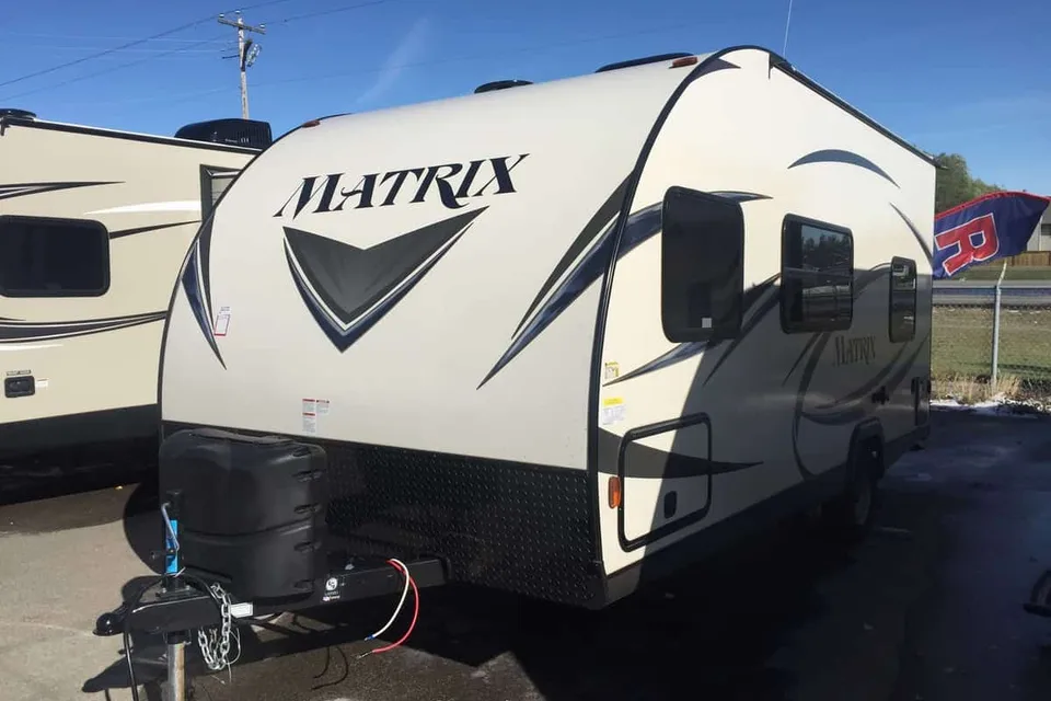 LITTE MISS RIGGY LIGHT 3288 lbs dry Family Trailer with Twin Bunks!