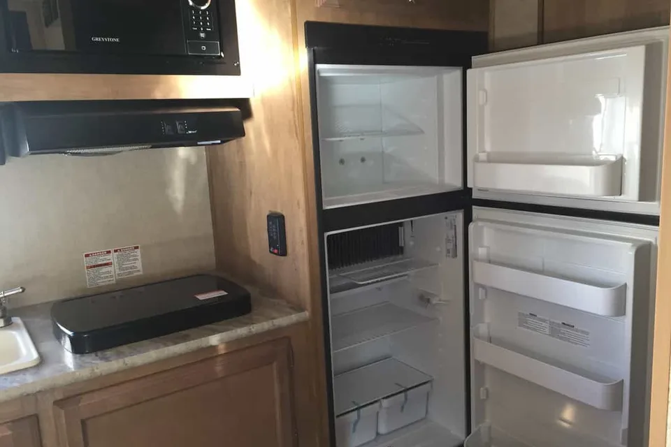 LITTE MISS RIGGY LIGHT 3288 lbs dry Family Trailer with Twin Bunks!