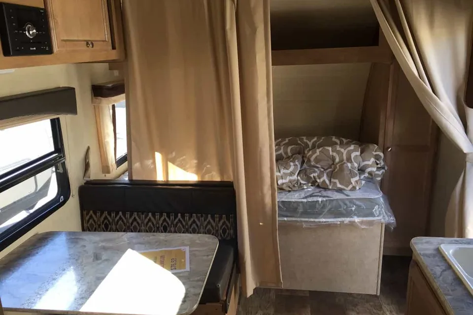 LITTE MISS RIGGY LIGHT 3288 lbs dry Family Trailer with Twin Bunks!