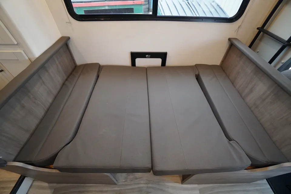 Boyce's Gulf Stream Conquest LE 6237LE Class C