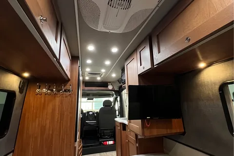 Kate's Happy Camper Van-FULLY-EQUIPPED CLASS B, bike-ready!