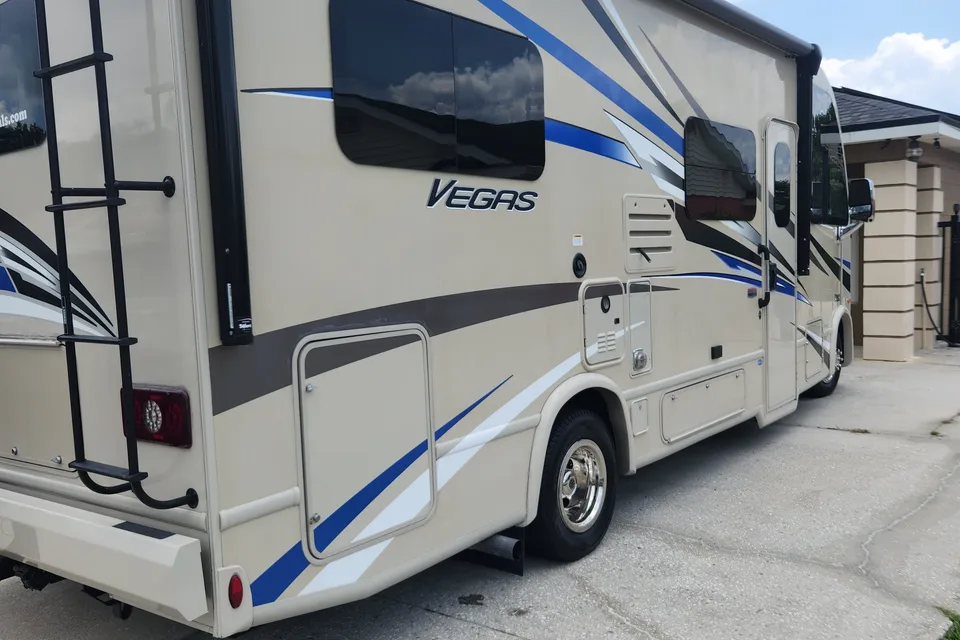 Frankie's Thor Motor Coach Vegas 24.1 Class A