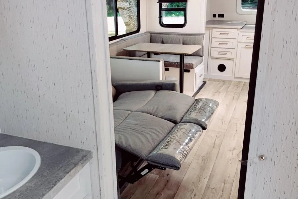 Ken's Dutchmen Astoria 2913 FK Tow Behind Travel Trailer 2023