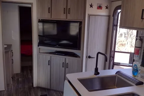 RV Bunkhouse: Bath and Half: Delivery Only ($85) Fully Equipped: No Prep Fee
