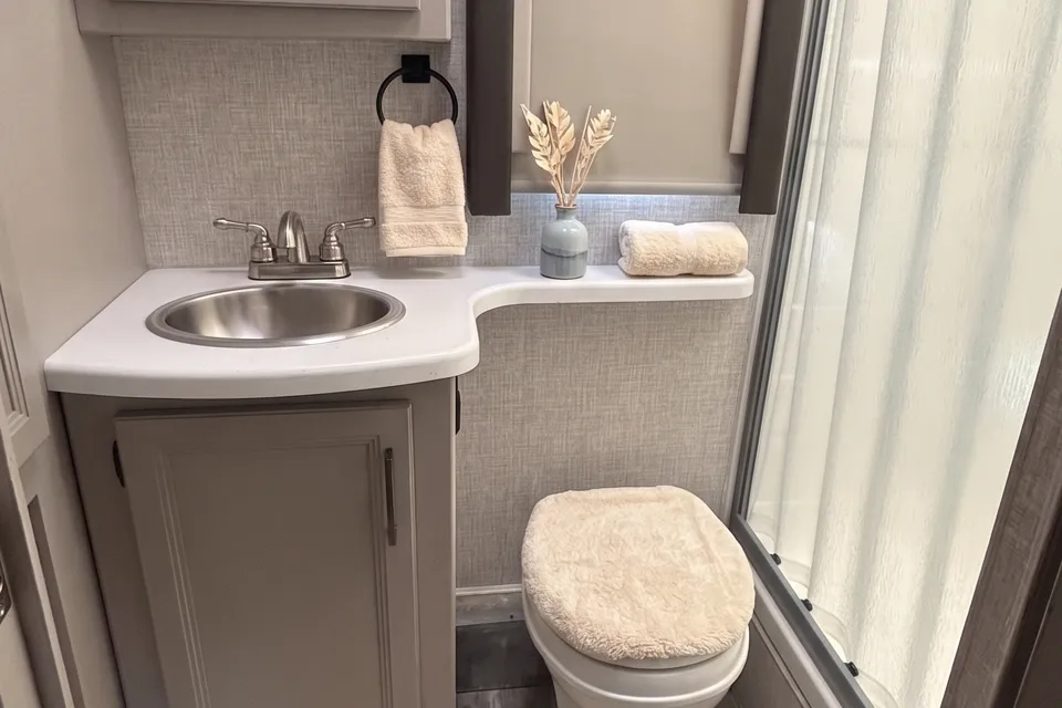 C22 Luxury Thor  Quantum 5 Sleeper with slide out