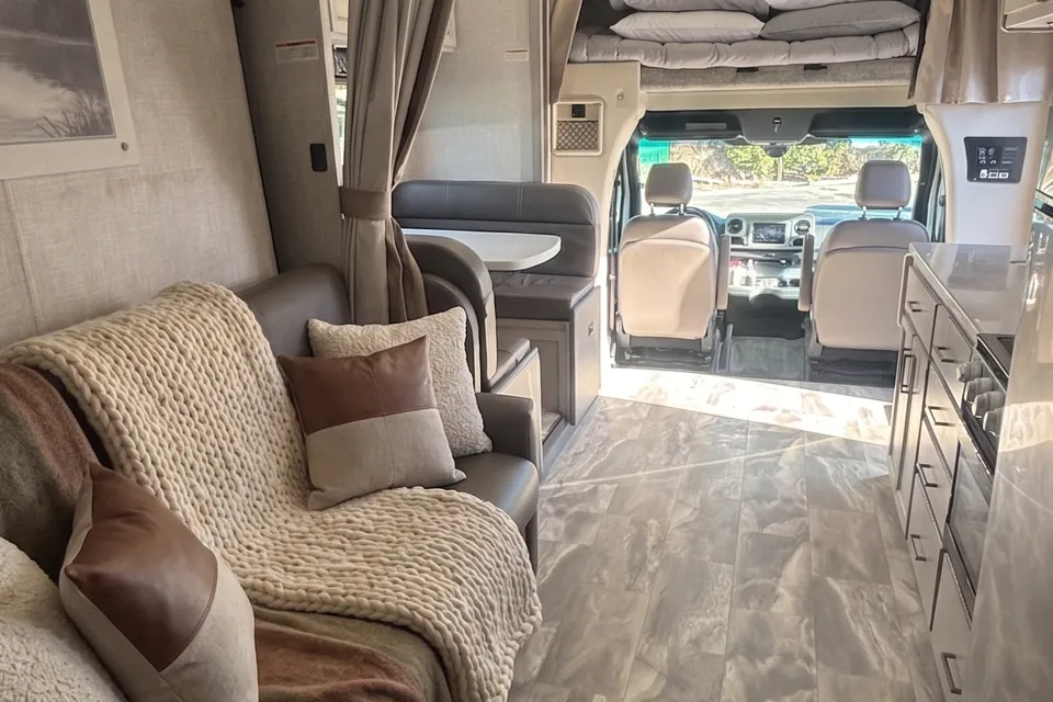 C22 Luxury Thor  Quantum 5 Sleeper with slide out