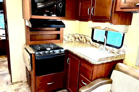 Freedom Elite Class C Bunk Floorplan Sleeps 6-8
