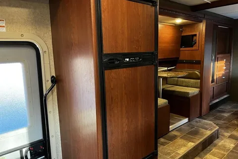 Freedom Elite Class C Bunk Floorplan Sleeps 6-8