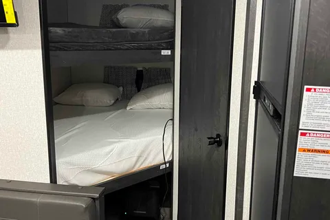 Apartment On Wheels KZ Sportsmen 26BHSE Travel Trailer