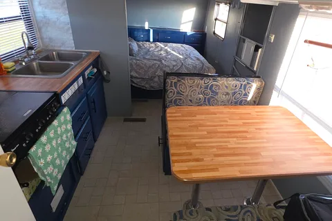 E&J Fleetwood 2004 Travel Trailer