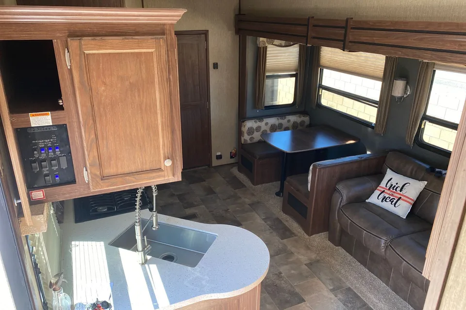 Keystone Sprinter Bunkhouse Gooseneck 5th Wheel