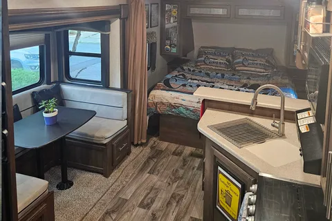 24 ft Keystone Cougar Travel Trailer