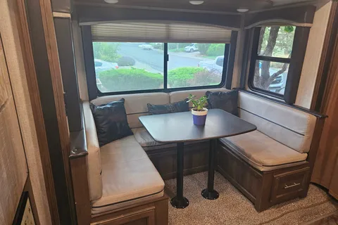 24 ft Keystone Cougar Travel Trailer