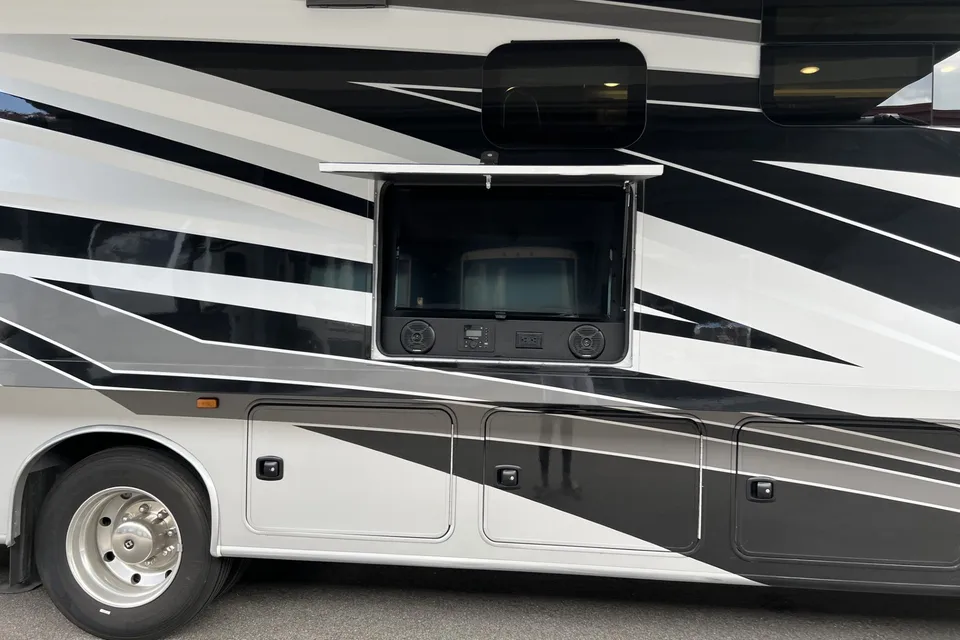  2023 Entegra Vision XL Class A+Pets