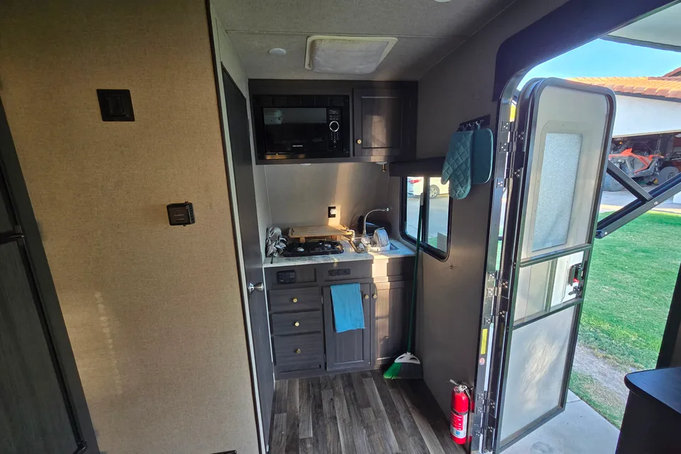 Chris 's Genesis Supreme RV Overnighter Toy Hauler