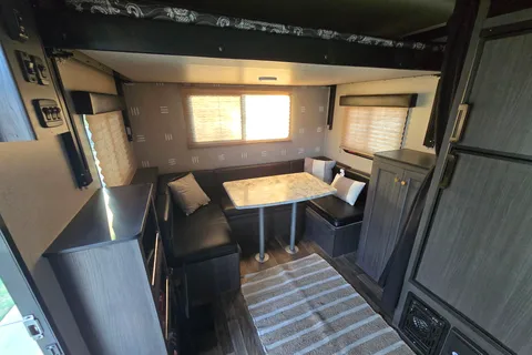 Chris 's Genesis Supreme RV Overnighter Toy Hauler