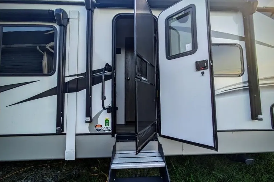2022 Keystone Cougar Half-Ton 34TSB Travel Trailer