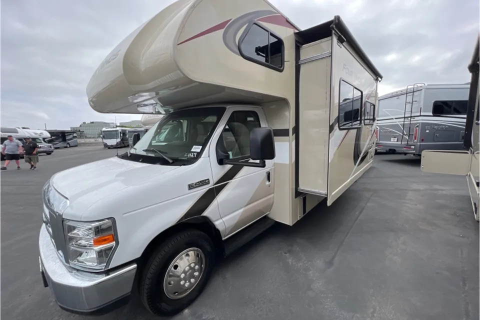 C14 - Thor Motor Coach Four Winds